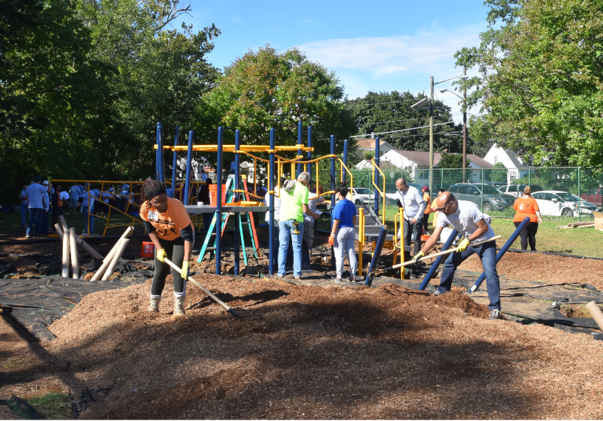 PSEG employees participating at volunteer event (carousel banner 2).
